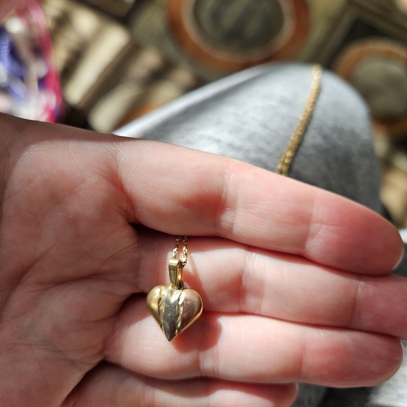 10k Three Golds Heart Pendant Necklace - Picture 5 of 8